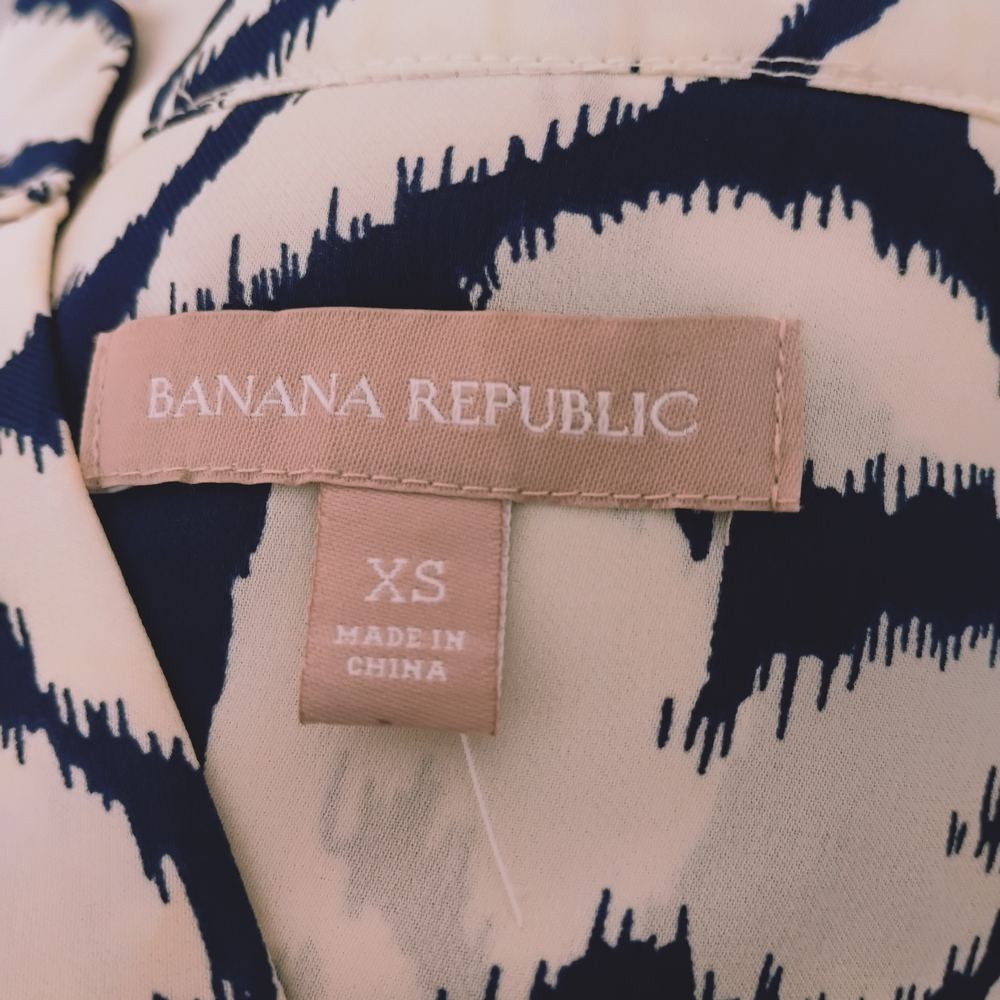 Banana Republic Navy and White Leaf Patterned Blouse Sz XS NWOT - Picture 3 of 6